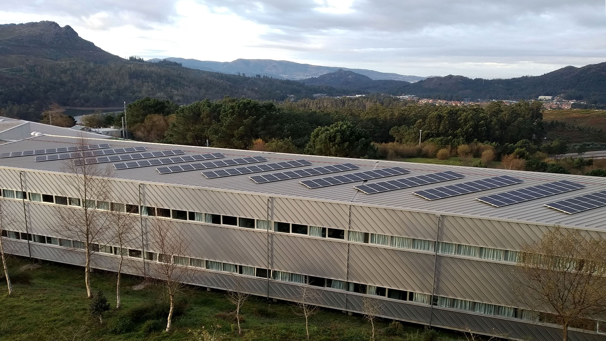 Paneis solares na Escola de Enxeñaría de Minas e Enerxía