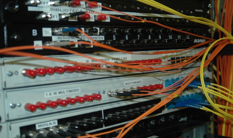 Imaxe de moitos cables conectados