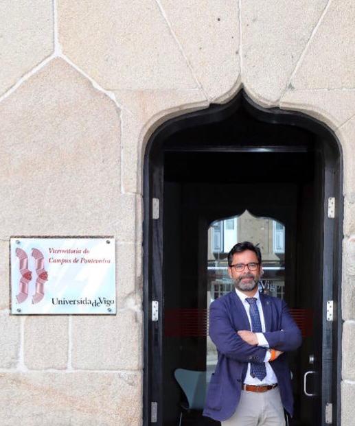 Jorge Soto na porta da Casa das Campás en Pontevedra