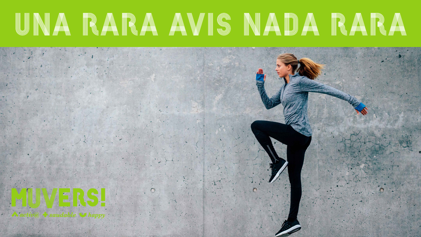 Chica practicando ejercicio con un muro de fondo y con el texto "Una rara avis nada rara"