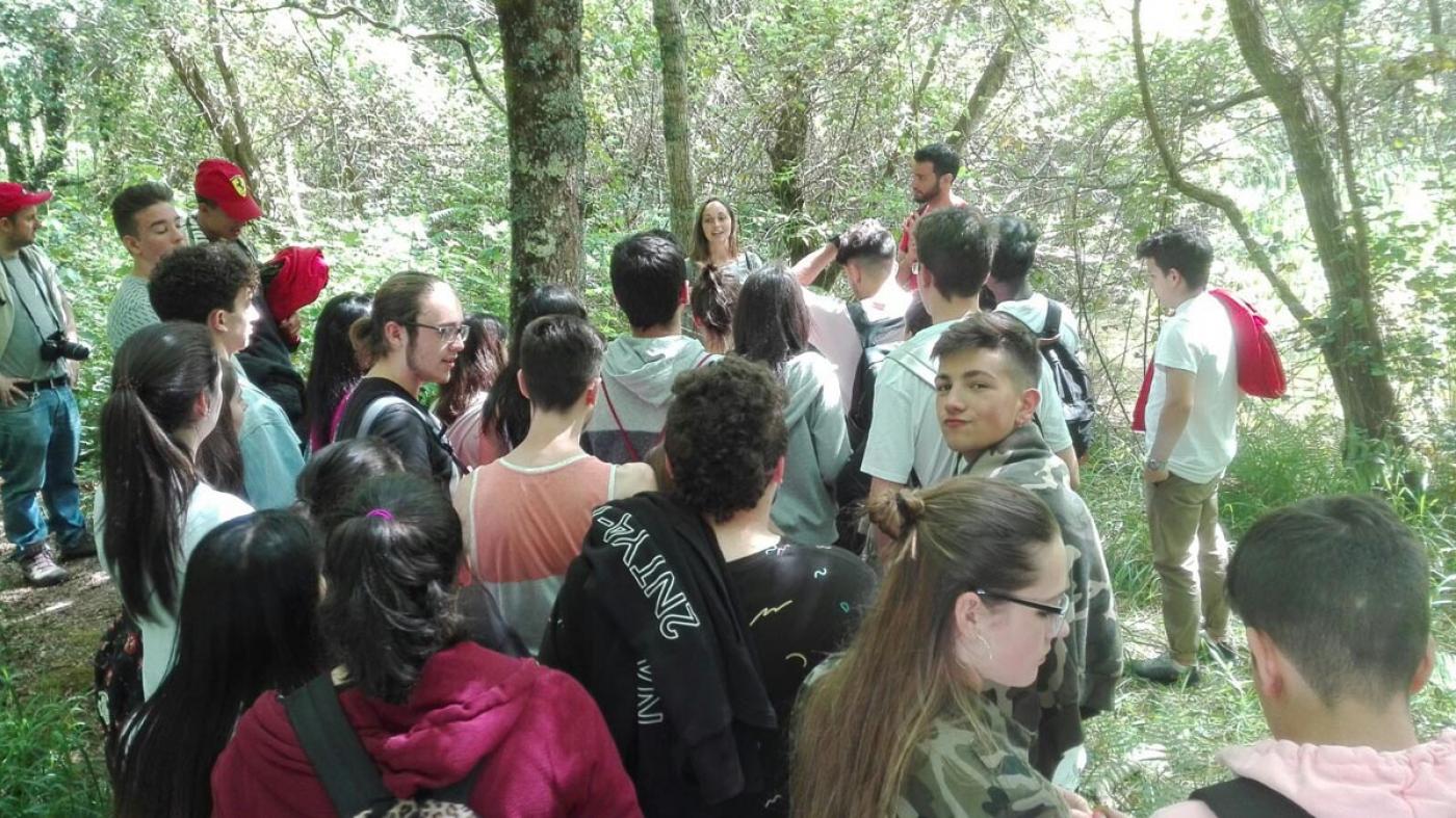 Imaxe de estudantes nunha visita organizada pola Oficina de Medio Ambiente