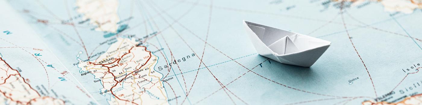 Mapa e barco de papel