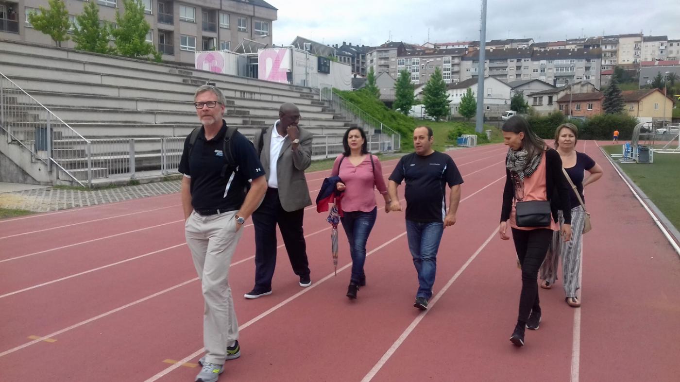 Unha delegación da Grand Valley State University achégase a coñecer as instalacións deportivas do campus