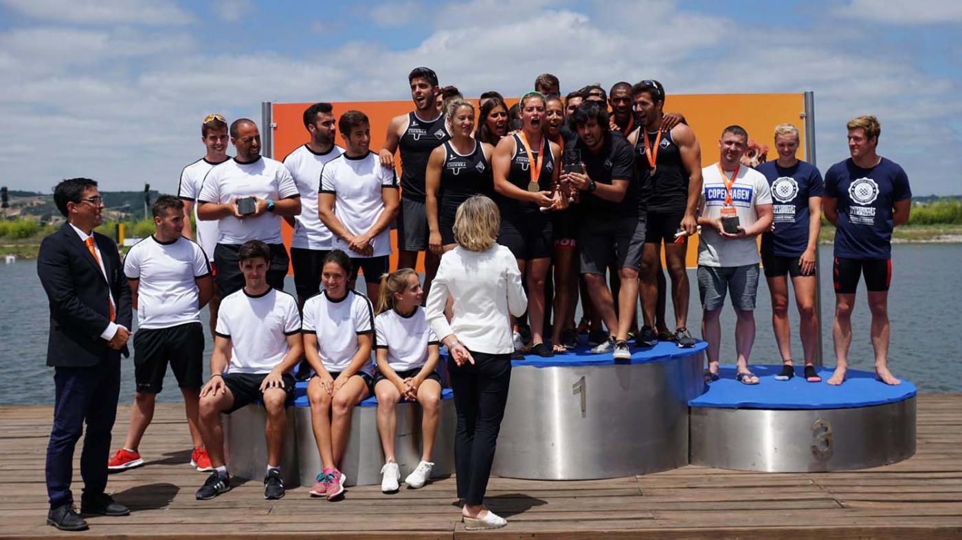 O equipo da Universidade de Vigo á esquerda da imaxe no podio de equipos finalistas do campionato