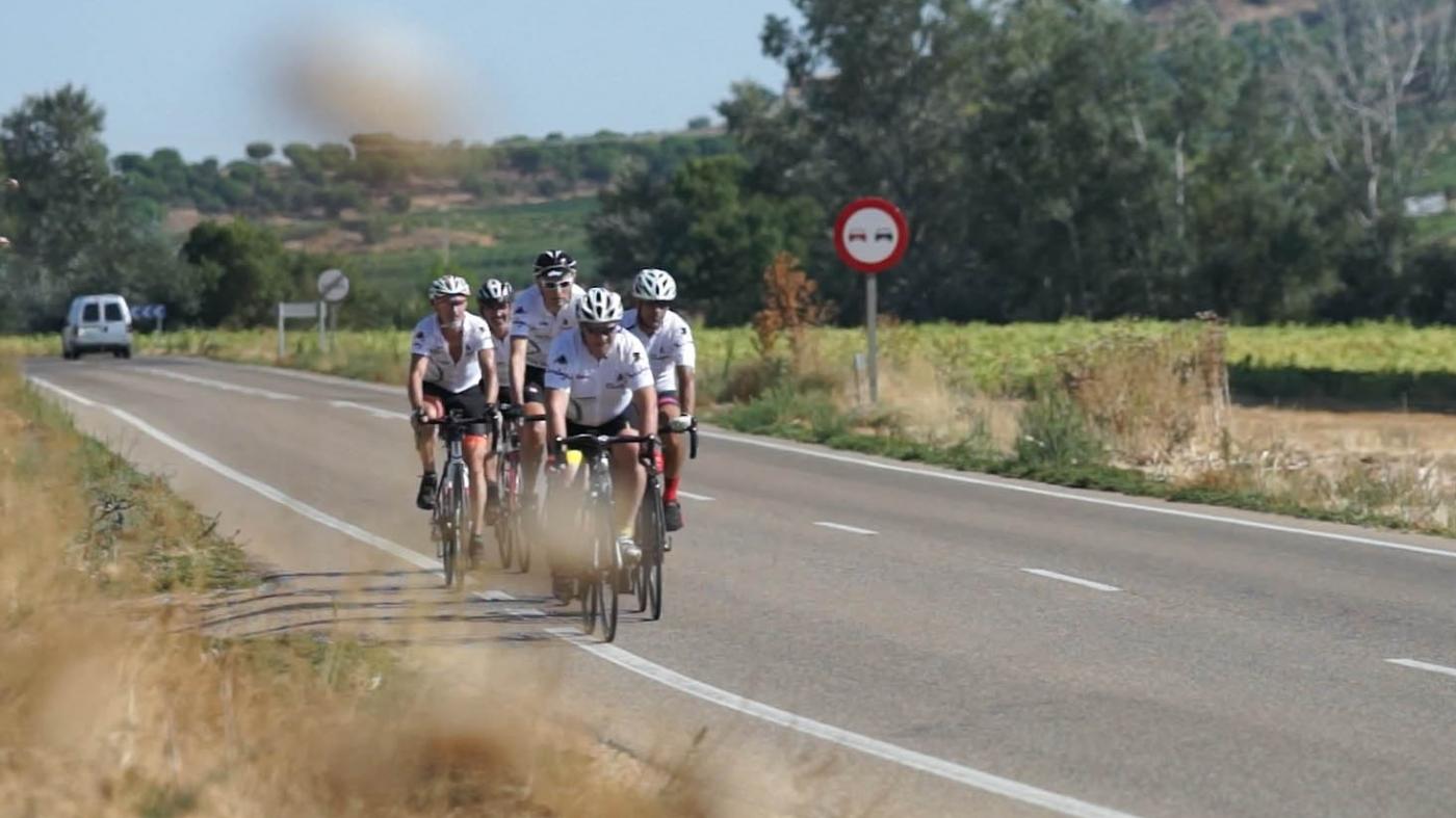 Os promotores da Vuelta rodando nunha das etapas