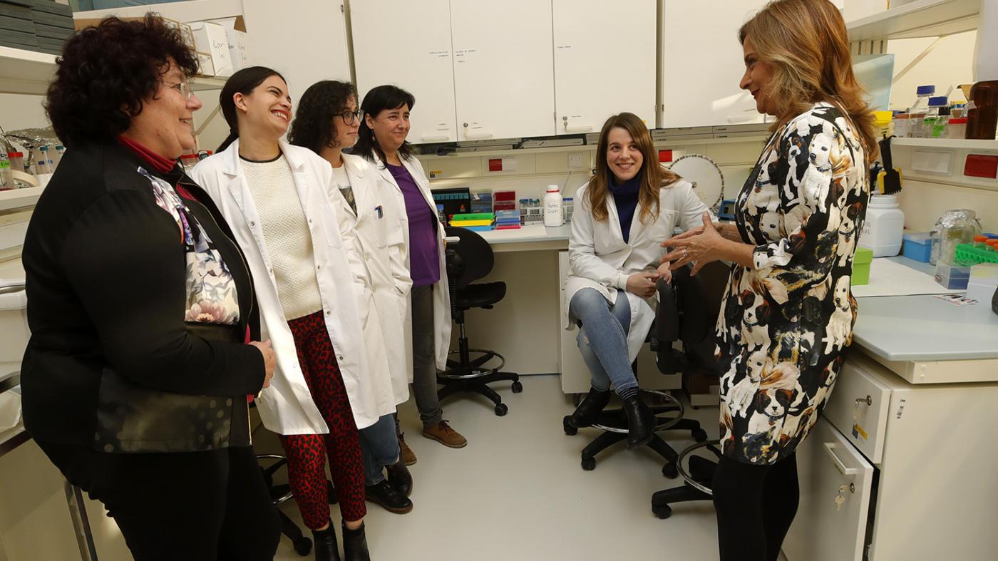 Carmela Silva visita o Centro de Investigacións Biomédicas