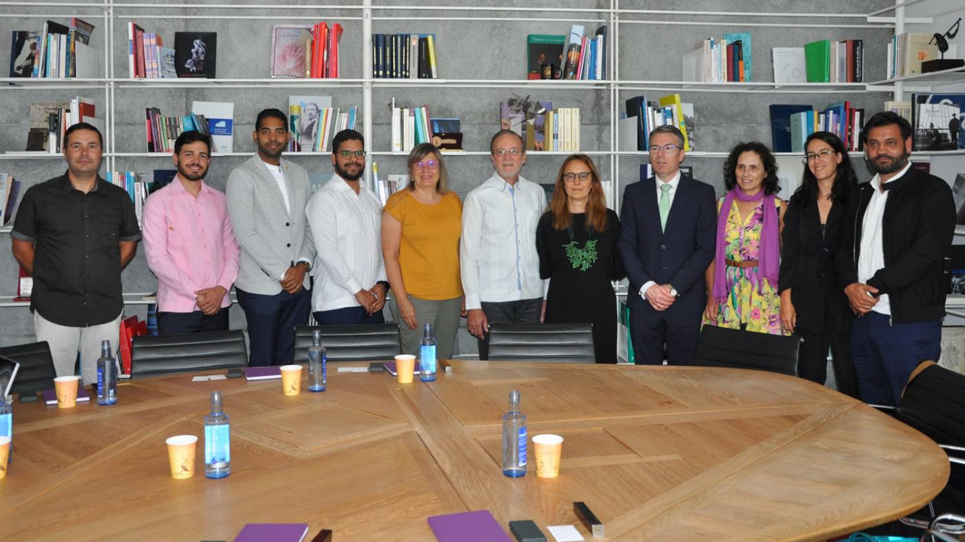 Foto de familia da delegación dominicana coa vicerreitora e das directoras das oficinas de I+D e de Relacións Internacionais 