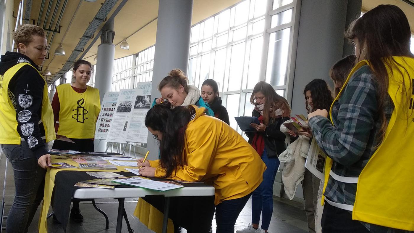 Amnistía Internacional de Vigo recolle sinaturas polos dereitos humanos na Facultade de Bioloxía