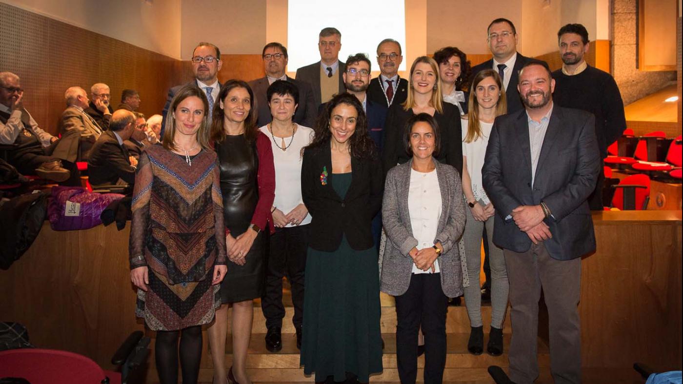 Foto de familias das e dos premiados cos representantes da RAGC, GAIN e as universidades 