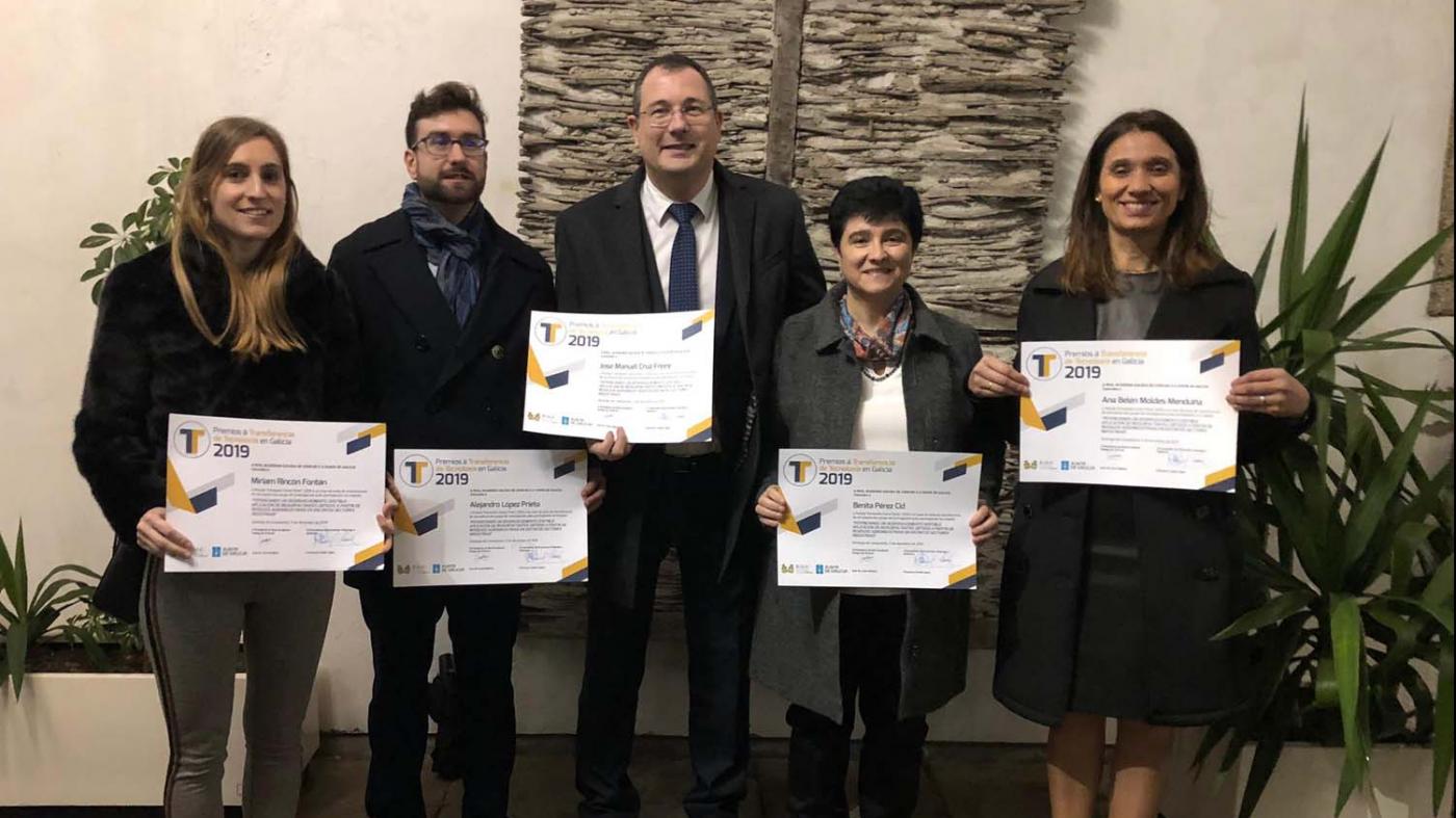 Integrantes do grupo EQ10 cos seus diplomas acreditativos do premio Fernando Calvet 