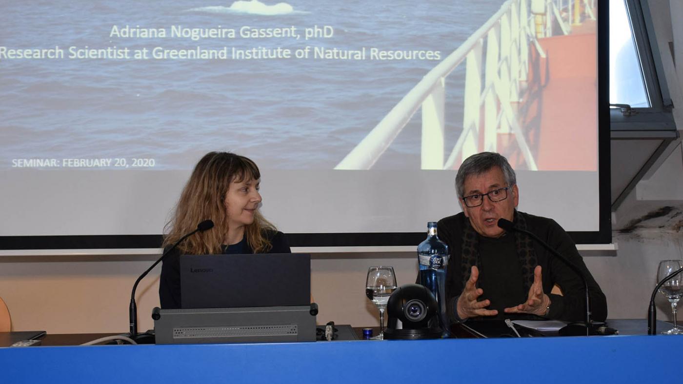 Achegándose a Groenlandia da man da investigadora Adriana Nogueira-Gassent