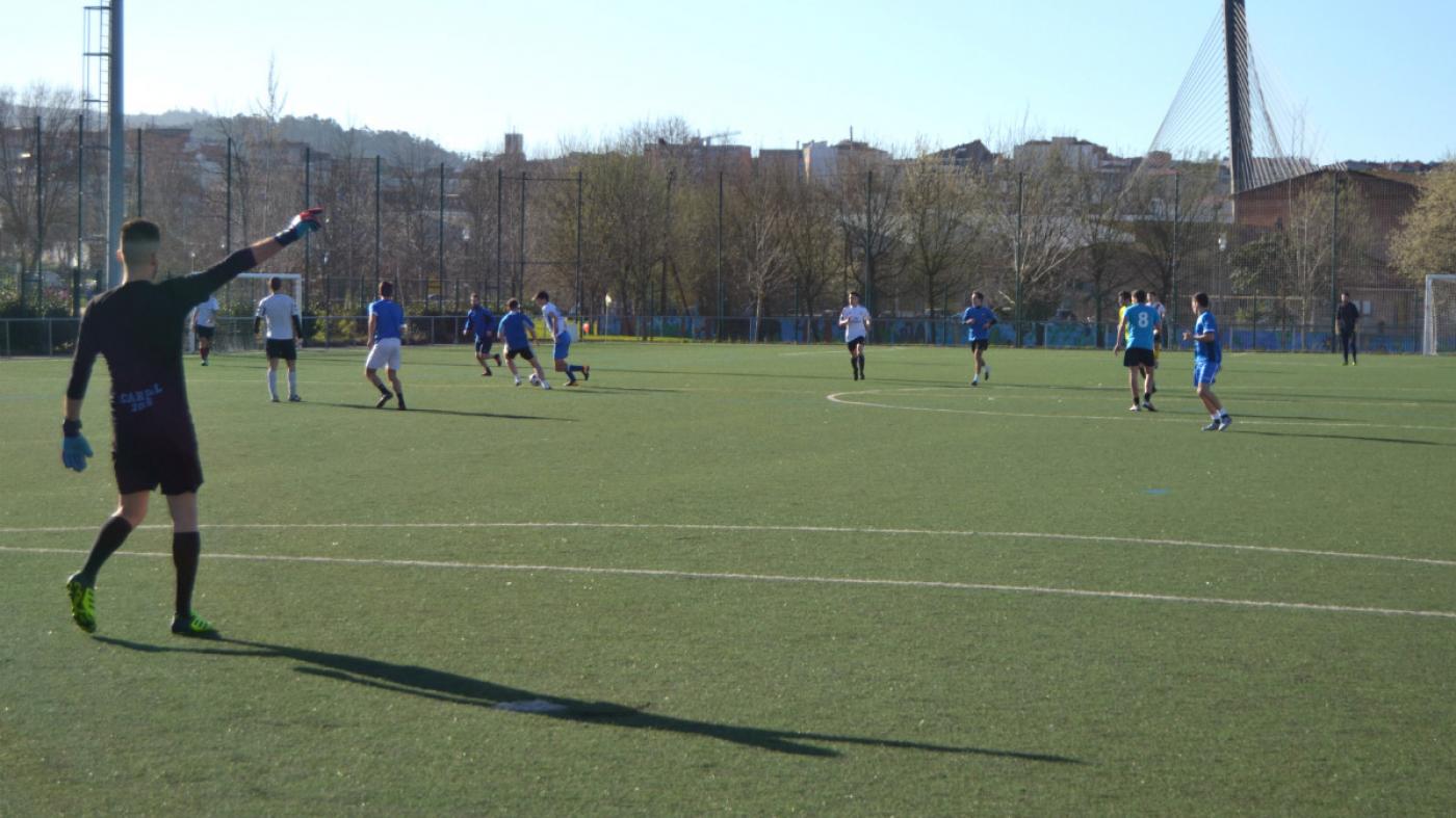 Os adolescentes que practican fútbol asocian valores máis negativos ao deporte que os doutras disciplinas