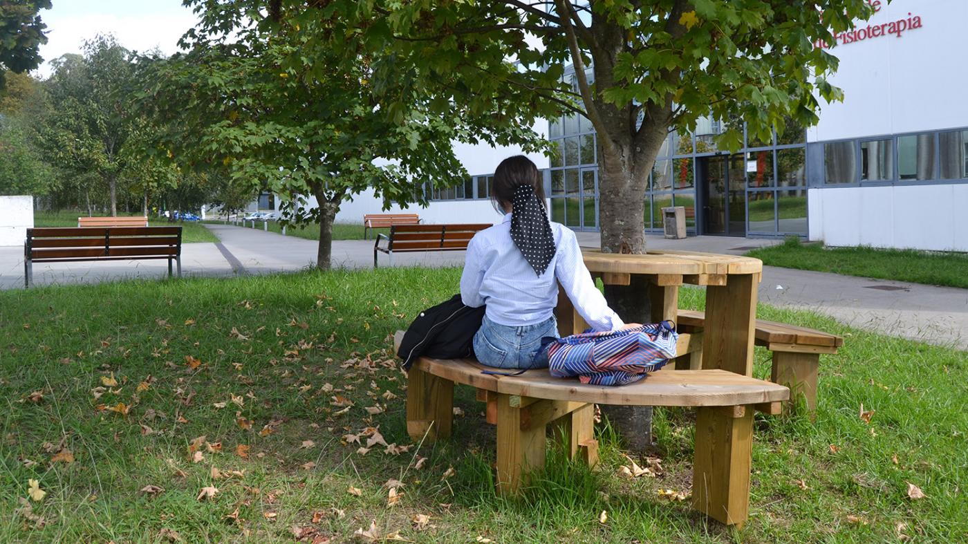 O campus renova o seu exterior con mobiliario de madeira