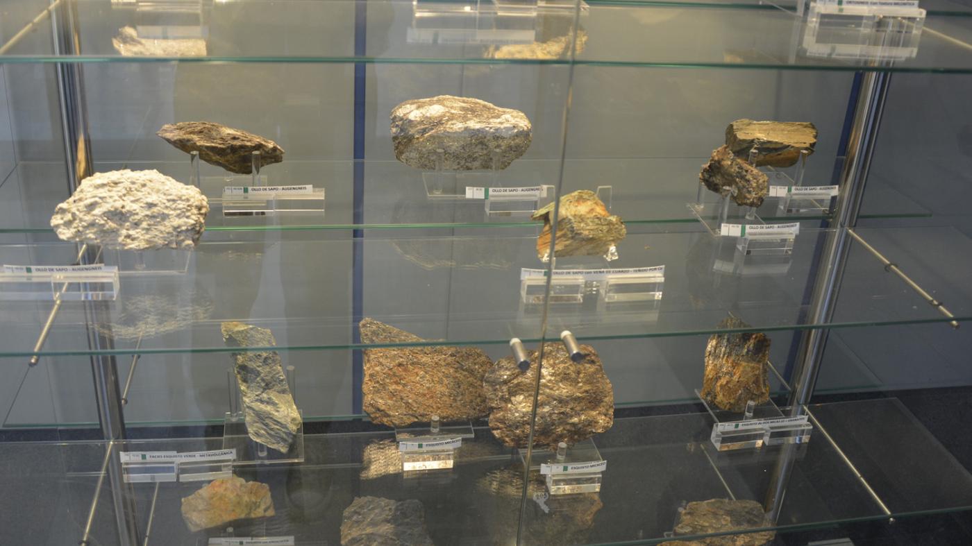 A Colección de Minerais e Rochas de José Nespereira Iglesias xa ocupa un lugar destacado na Facultade de Ciencias 