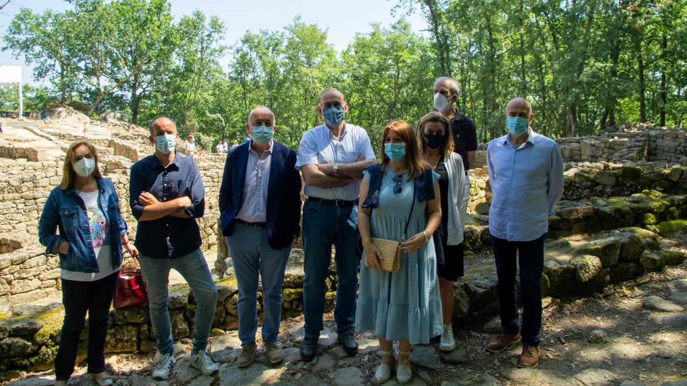 O reitor e a alcaldesa de Allariz visitan as escavacións da Cibdá de Armea