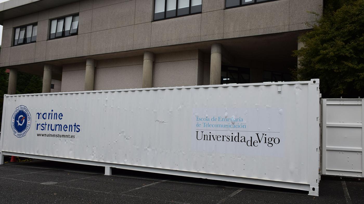Un laboratorio exterior facilita os traballos de construción do barco solar da asociación CES-UVigo
