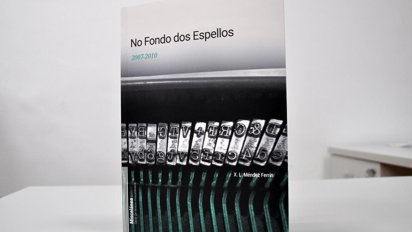 Un novo volume de No Fondo dos Espellos recolle os artigos publicados por Méndez Ferrín no ‘Faro de Vigo’ entre 2007 e 2010