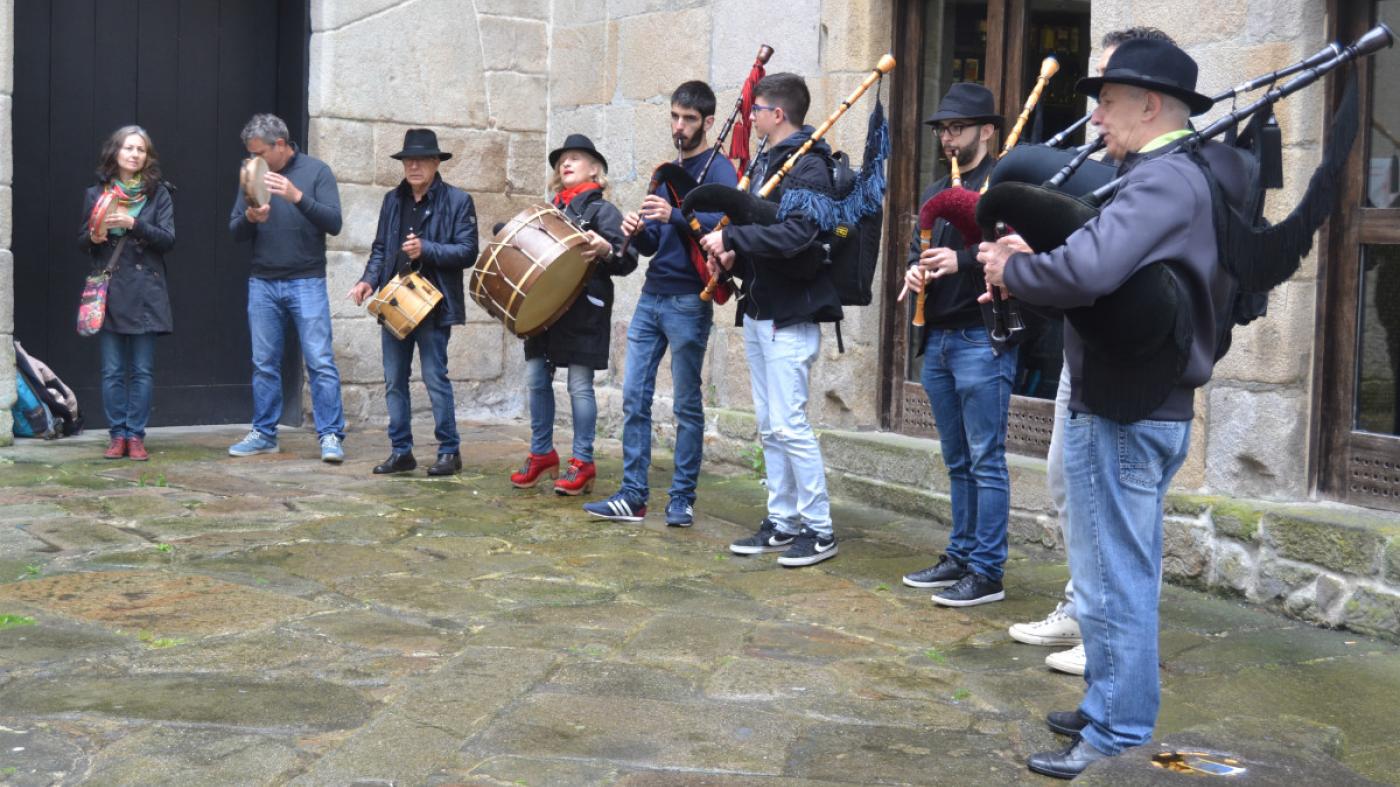 O acto viuse precedido por un pasarrúas das aulas de música tradicional de Vigo e Pontevedra
