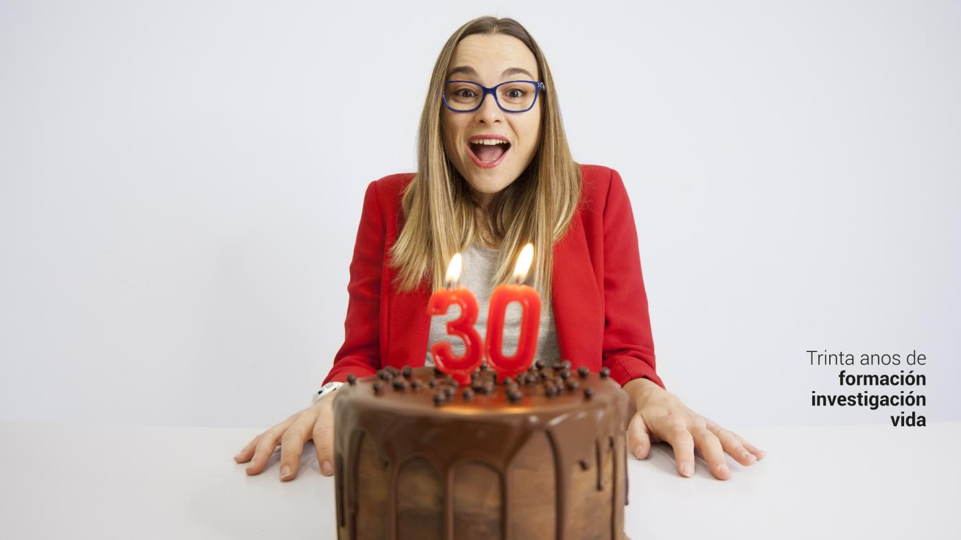 Imaxe dunha rapaza a punto de soprar as candeas da súa tarta de aniversario