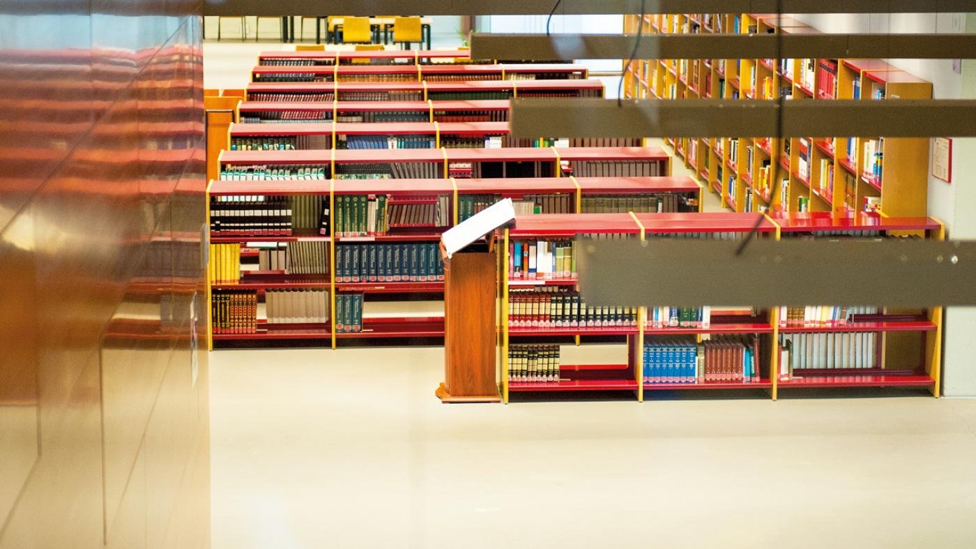 Vista do interior da biblioteca central baleira