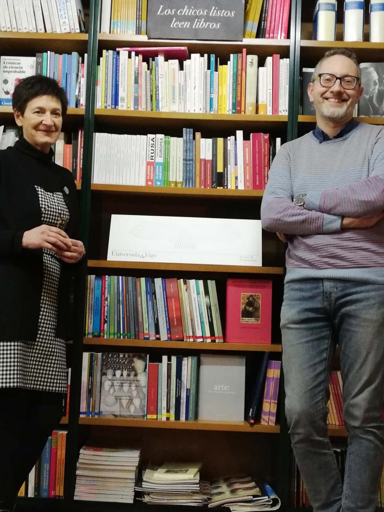Sabela Martínez, propietaria da libraría Versus e Jorge Luis Bueno 