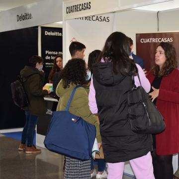 Medio cento de empresas do ámbito xurídico-empresarial e linguas participan en Vigo na I edición da feira EmpregoInCampus