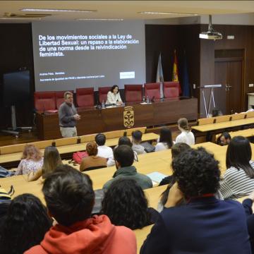 A secretaria de Igualdade do PSOE analiza co alumnado de Dereito a nova Lei de Liberdade Sexual