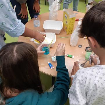 Estudantes de Enxeñaría Biomédica axudan a nenas e nenos ingresados no Álvaro Cunqueiro a aprender xogando 