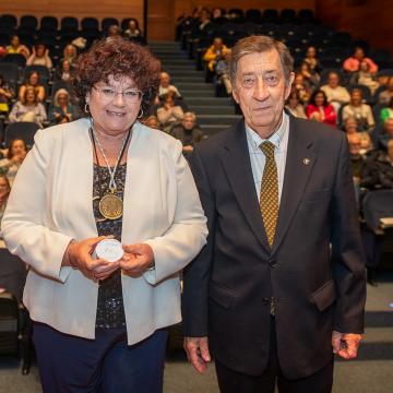 A catedrática África González recibe a Medalla de Honra do ICCT