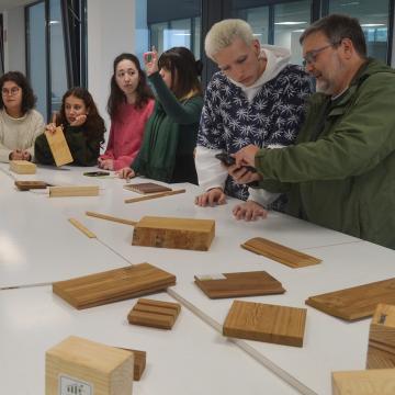 Estudantes de Deseño e Enxeñaría Forestal achéganse ás múltiples aplicacións da madeira de piñeiro