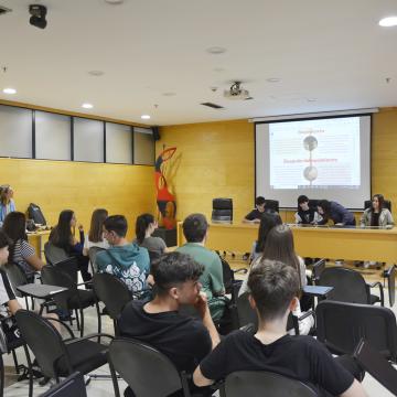 Alumnado da ESO expón os seus traballo de cultura clásica na Facultade de Historia