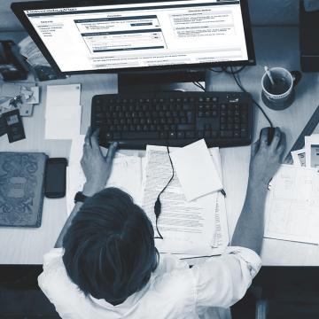 Un PAS traballando diante dun ordenador, Vista cenital