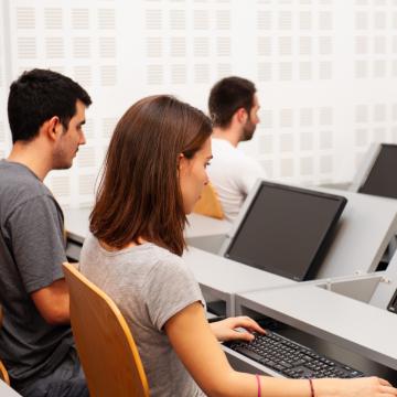 Estudantes traballando nunha sala de ordenadores