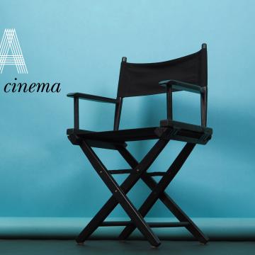 Cadeira de dirección de cinema sobre fondo azul